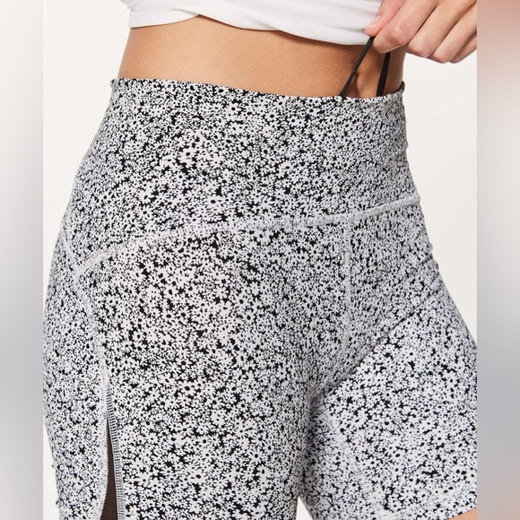 lululemon athletica Pants - Rare Lululemon Train Times Short Ditsy Daisy NWT Size 4
